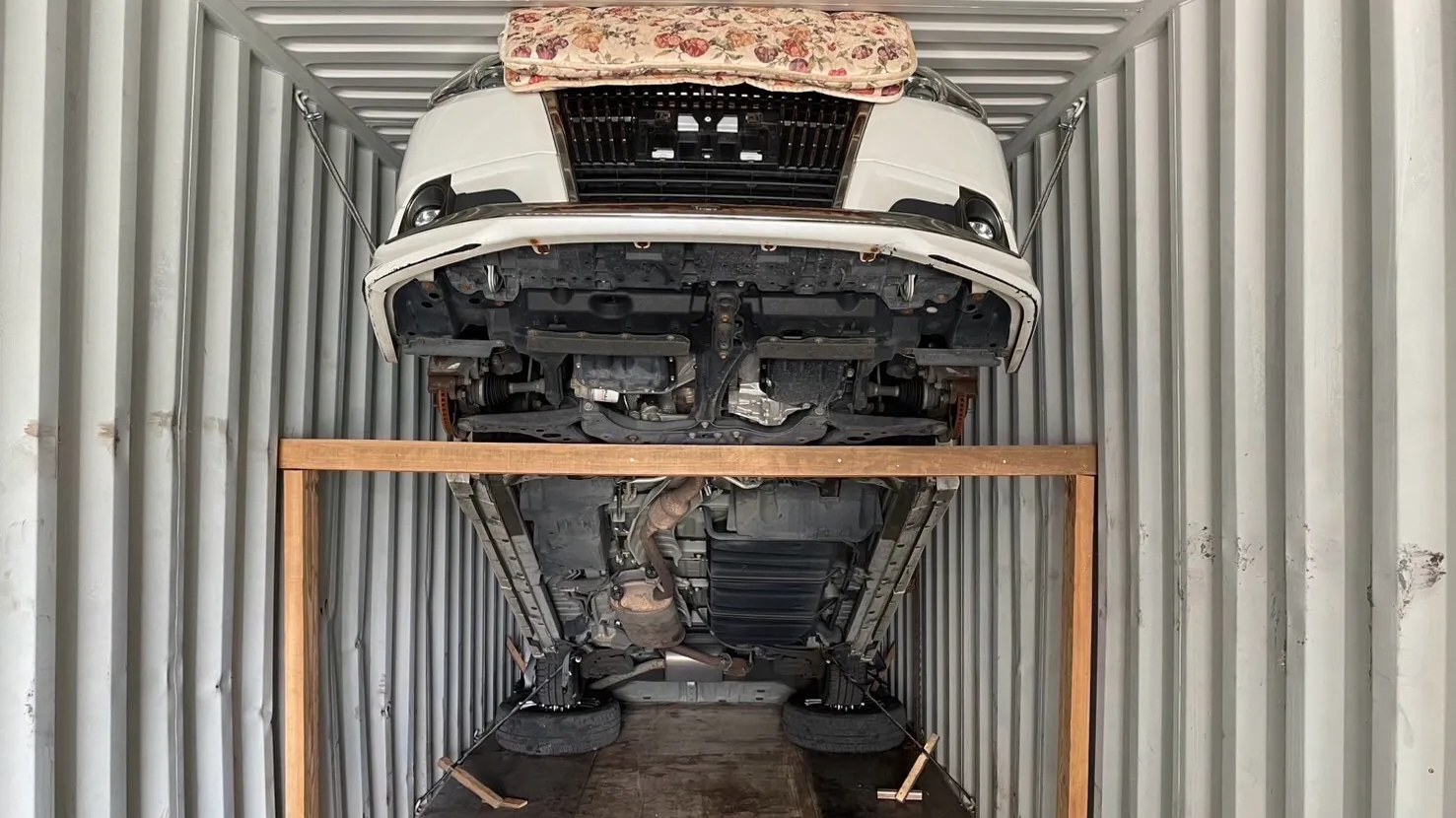 コンテナに積み込んだ車